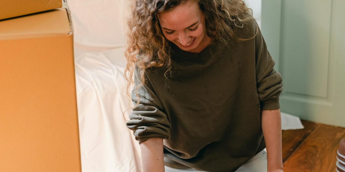 A person arriving in a new city, embodying the experience of starting a flexible stay in Dubai.