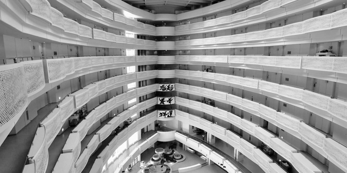 How to Choose Your Hotel Apartment in Deira: Stay or Invest